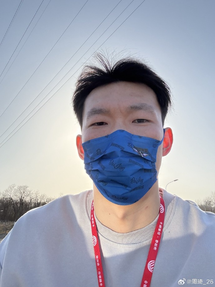 悠閑！周琦騎京牌電動車出行：太陽出來了 開京牌兜兜風！