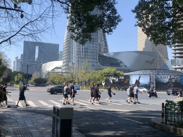 心態放松，有網友拍到澳大利亞隊早上在萬象城citywalk